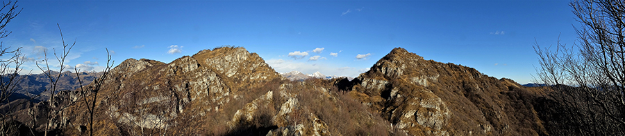 Panorama dalla croce della Corna Camoscera ad est verso Castel Regina a dx e Foldone-Sornadello a sx