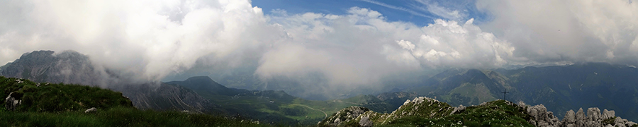 Panorama dalla cresta di vetta della Corna Grande (2089 m)