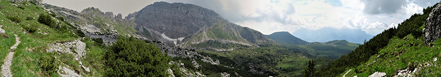 Sul sent. 101 in discesa dalla Bocchetta dei mughi ai Piani di Bobbio