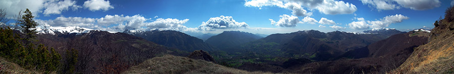 Dalla vetta del Corno Zuccone panorama sulla Val Taleggio