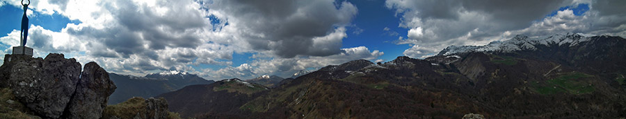 Dalla vetta del Corno Zuccone panorama sulla Val Taleggio