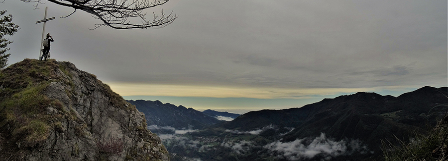 Dall'anticima con croce vista sulla Val Taleggio