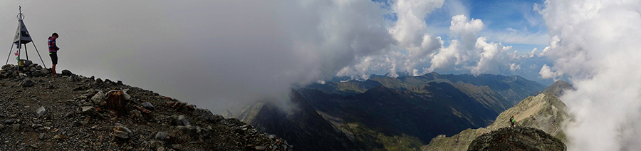 Dalla vette del Pizzo del Diavolo vista verso la Val d'Ambria e la Valtellina