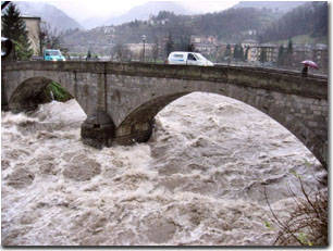 Il Brembo in piena al Ponte Vecchio di  Zogno il 26/ novembre 2002