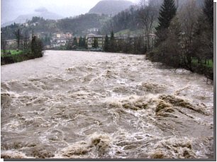 Il Brembo in piena al Ponte Vecchio di  Zogno il 26/ novembre 2002