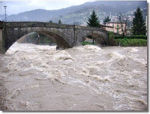 Il Brembo in piena al Ponte Vecchio di  Zogno il 26/ novembre 2002