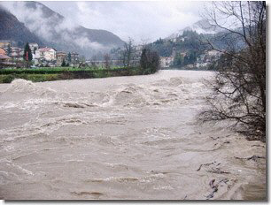 Il Brembo in piena al Ponte Vecchio di  Zogno il 26/ novembre 2002