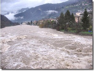 Il Brembo in piena al Ponte Vecchio di  Zogno il 26/ novembre 2002