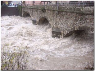 Il Brembo in piena al Ponte Vecchio di Ambria di Zogno il 26/ novembre 2002