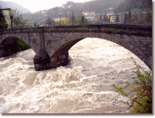 Il fiume Brembo in piena al  Ponte Vecchio di Zogno il 15-11-02