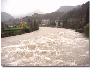 Il fiume Brembo in piena dal Ponte Vecchio di Zogno il 15-11-2002