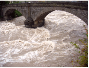 l fiume Brembo in piena al Ponte Vecchio di Zogno il 15-11-2002