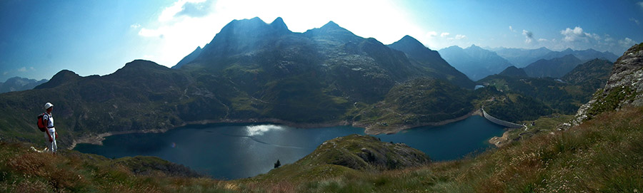 Panorama sui Laghi Gemelli dalle pendici del Pizzo Farno