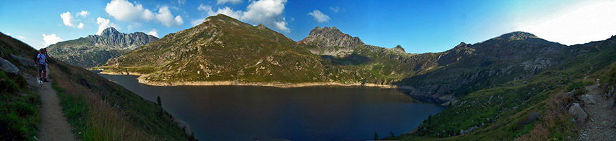 Panorama dal sentiero 215 salendo dal Rif. Laghi Gemelli al Passo di Mezzeno