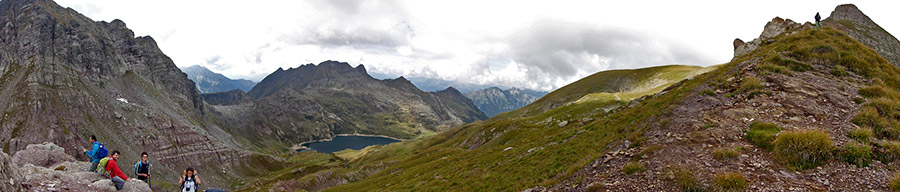 Panorama salendo dal Passo ovest di Valsanguigno (Passo del Farno) verso cima Pizzo Farno (1)