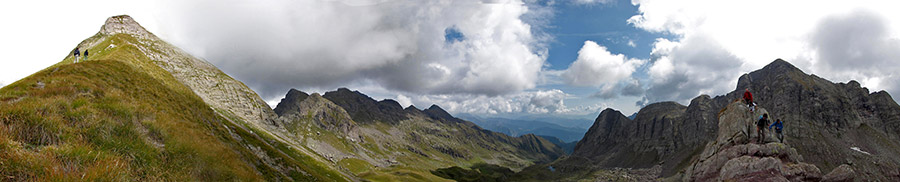 Panorama salendo dal Passo ovest di Valsanguigno (Passo del Farno) verso cima Pizzo Farno (2)