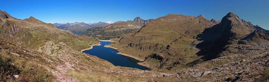 Dalla Cima di Mezzeno lo spettacolo dei Laghi Gemelli e dei suoi monti