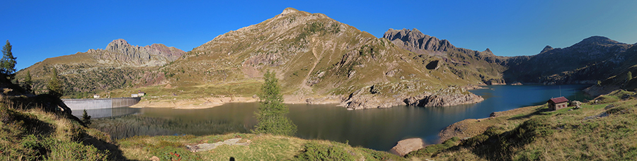 Lo spettacolo dei Laghi Gemelli e dei suoi monti dal sent. 153