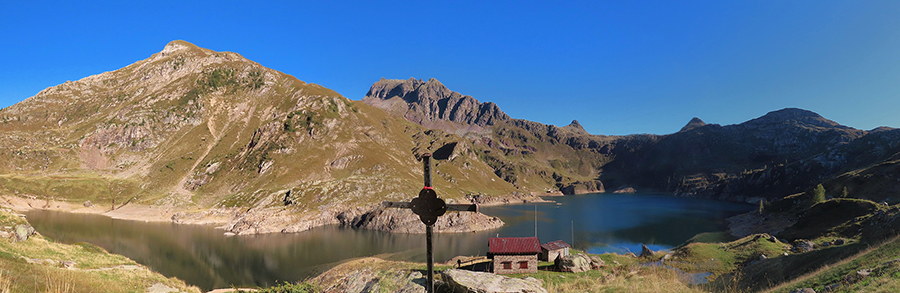 Lo spettacolo dei Laghi Gemelli e dei suoi monti dal sent. 153