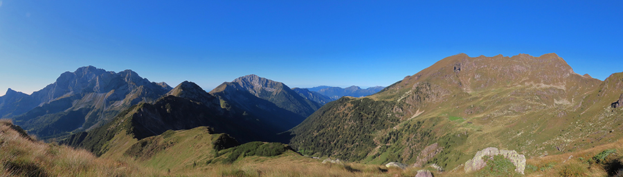 Salendo sul sent. 207A dal Passo di Marogella alla Cima di Mezzeno