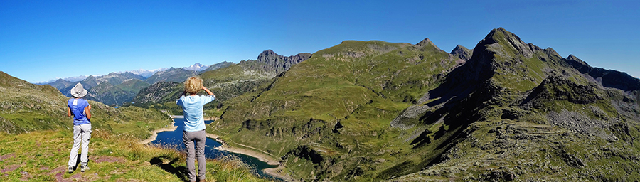 Dalla Cima di Mezzeno vista sui Laghi Gemelli e i suoi monti