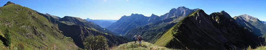 Sul sentiero per Cima di Mezzeno dal Passo della Marogella con ampia vista verso la Valcanale e i suoi monti