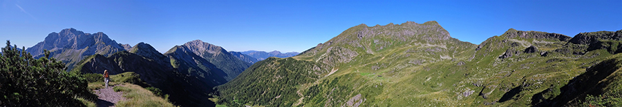 Sul sentiero per Cima di Mezzeno dal Passo della Marogella con ampia vista verso la Valle di Roncobello