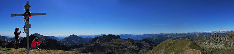 Vista spettacolare dalla vetta del Pizzo Farno (2506 m)