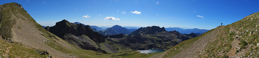 Scendendo sul lungo costone dal Pizzo Farno ai Laghi Gemelli