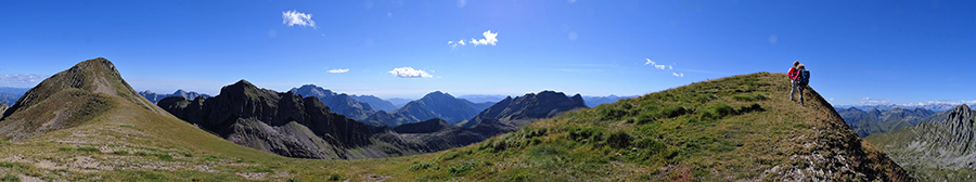 Scendendo sul lungo costone dal Pizzo Farno ai Laghi Gemelli