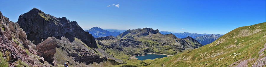 Salendo dal Passo di Valsanguigno ovest al Pizzo Farno