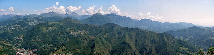 Vista panoramica ad ampio raggio dal Monte Zucco  verso nord ed est
