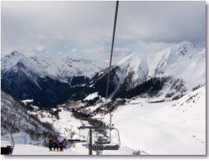 Vista dalla seggiovia del Montebello su Foppolo in una fredda e ventosa giornata