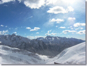 'Meteoriti' di neve trasportate dal vento sul Montebello di Foppolo in una giornata fredda e ventosa di febbraio 2003