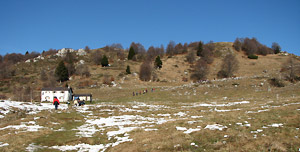 Passaggio alla Baita 'Fopa Lunga' degli escursionisti - foto Piero Gritti 30 dic. 2006