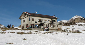 Anche d'inverno il Rifugio Gherardi accoglie sempre molti escursionisti - foto Piero Gritti 30 dic. 2006