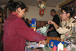 Valeria, rifugista del Gheradi, intenta a organizzare al meglio l'accoglienza dei numerosi escursionisti - foto Piero Gritti 30 dic. 2006