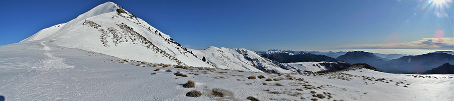 La lunga cresta sud-ovest innevata per salire sul Sodadura con vista sulle Prealpi di Val Brembana