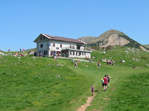 Molti escursionisti frequentano il Rifugio Gherardi