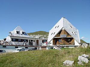 Il Rifugio Nicola visto dal Cazzaniga-Merlini