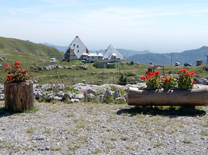 Il Rifugio Nicola visto dal Cazzaniga-Merlini