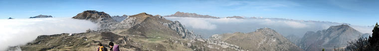 Da cima Sodadura ...un mare di nuvole nelle valli e in pianura...sole sulle cime orobiche - foto Piero 14 ott 07
