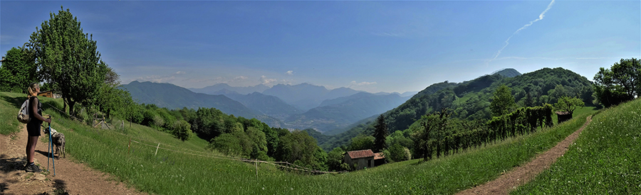 Dai Prati Parini panorama verso la conca di Zogno e lle montagne di Val Serina