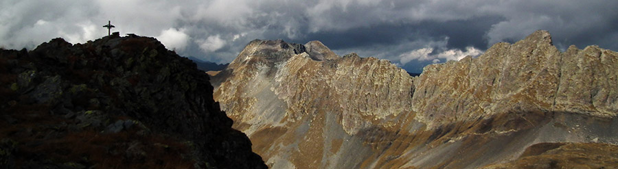 Bella vista verso la croce dell'anticima Grabiasca e verso la costiera dei Monti Masoni-Venina-Aga-Rondenino