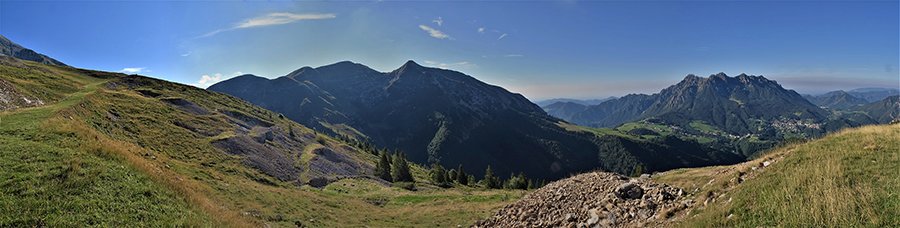 Sul sentiero 237 pssando sopra le ex-miniere di calamina con vista su Cime Foppazzi e Grem al centro e Alben a dx