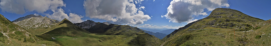 Bella vista sul pianoro pascolivo di Baita Camplano con Arera e Zucco Agnelli a sx e Cima Foppazzi a dx