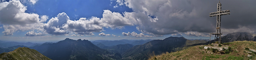 Vista panoramica da Cima Grem (2049 m)
