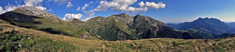 Al centro Cimetto e Cime Foppazzi-Grem , salite oggi, a sx Arera, a dx Alben 