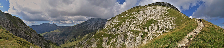 Vista dal sentiero per Cima Grem su Cima Foppazzi e il sent. 237 in traverso sul versante occidentale