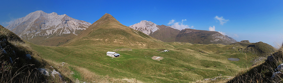 Dal sent. 237 in salita alla Bocchetta di Cimetto vista panoramica sulla Baita Camplano (1840 m) , i suoi pascoli, i suoi monti